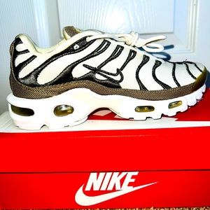 WOMENS NIKE AIR MAX PLUS TN PREMIUM IVORY GOLD